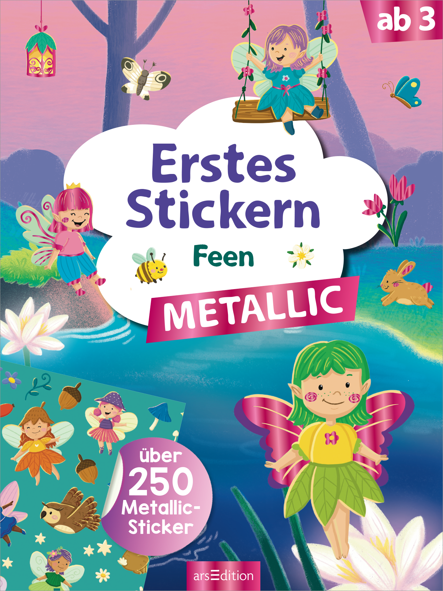 Das Buchcover zeigt eine farbenfrohe, zauberhafte Szenerie mit Feen, die um einen blauen Teich herumfliegen. Die Hauptfarbe des Covers ist ein frisches Blau, ergänzt durch pastelartige Rosa- und Grüntöne. Der Titel „Erstes Stickern“ steht in großen, freundlichen Buchstaben in der Mitte, während das Wort „METALLIC“ in kräftigem Rot hervorgehoben ist. Oben links befindet sich ein Hinweis über die Altersfreigabe „ab 3“. Ganz unten mittig steht der Logoschriftzug von arsEdition.