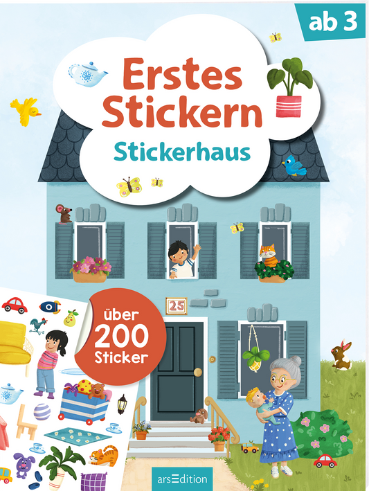 Der Buchcover-Hintergrund zeigt ein helles, freundliches Haus in sanften Blautönen. Oben in großen, bunten Buchstaben steht der Titel „Erstes Stickern“, darunter in kleinerer Schrift „Stickerhaus“. Zu sehen sind fröhliche Kinder, sowie eine ältere Dame mit Baby. Auf der linken Seite ist ein Stickerbogen abgebildet mit Einrichtungsgegenständen. Dazu der Text über 200 Sticker. Ganz unten mittig steht der Logoschriftzug von arsEdition.