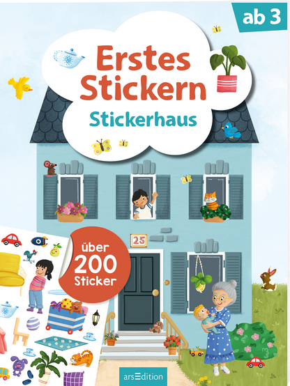 Auf dem Buchcover ist ein hellblaues Haus mit schlichten, grünen Fensterläden abgebildet. Über dem Eingang prangt die Hausnummer 25. Vor dem Haus stehen Kinder, die fröhlich mit Tieren und Pflanzen interagieren. Die Schriftzüge „Erstes Stickern“ und „Stickerhaus“ erscheinen in großen, rot-weißen Buchstaben. Links unten liegt ein Stickerbogen mit bunten Motiven. Ganz oben mittig steht der Logoschriftzug von arsEdition.