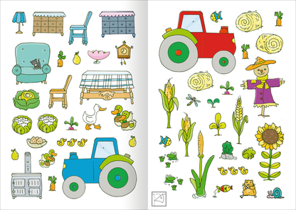Gezeigt wird eine Innen- oder Zusatzansicht von „MINI-Stickerheft – Bauernhof“. Die Seite enthält bunte, kindgerechte Illustrationen, darunter ein blauer Traktor, Möhren, Gemüse und eine Sonnenblume. Auf der linken Seite sind verschiedene Möbelstücke wie ein Tisch und Stühle abgebildet. Die Farben sind überwiegend lebhaft und fröhlich, mit viel Grün, Gelb und Rot. Die Typografie ist einfach und gut lesbar, ideal für Kinder.