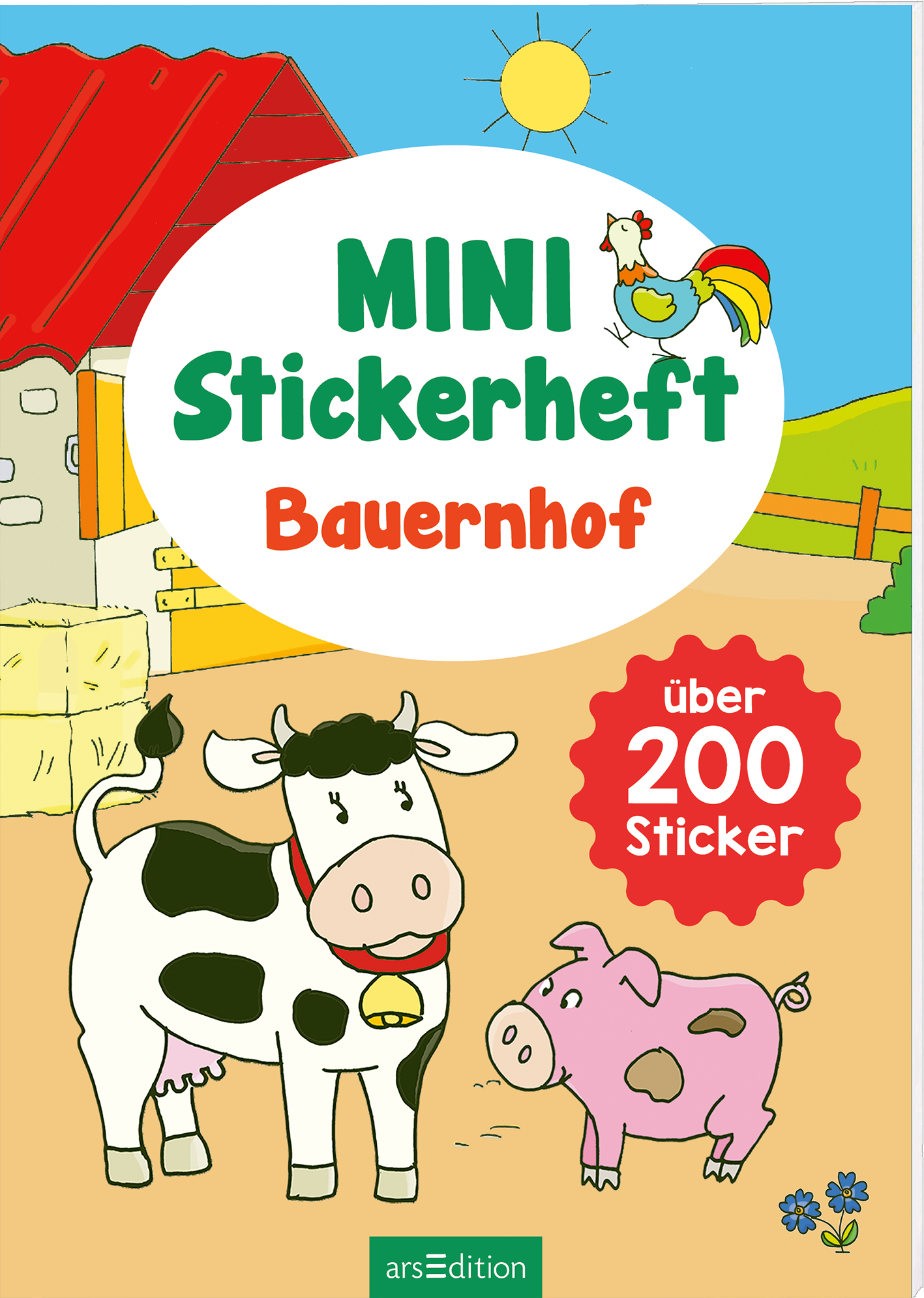 Auf dem Cover ist ein hellblauer Hintergrund zu sehen, dominiert von einer roten Scheune und strahlender Sonne. In der Mitte steht der Titel „MINI Stickerheft Bauernhof“ in großen, bunten Buchstaben. Zwei niedliche Kühe, eine schwarz-weiße und eine rosa, stehen vorne, umgeben von Heuballen und einem angrenzenden Zaun. Ein Huhn mit buntem Kamm ist oben abgebildet. In einem roten Banner steht „über 200 Sticker“. Ganz unten mittig steht der Logoschriftzug von arsEdition.