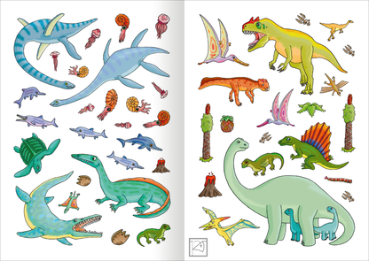 Gezeigt wird eine Innen- oder Zusatzansicht von „MINI-Stickerheft – Dinosaurier“. Die Doppelseite zeigt eine Vielzahl von bunten Dinosaurier-Stickern, darunter schemenhafte Tiefsee- und Landtierarten. Die Farbpalette reicht von kräftigen Grüntönen bis hin zu lebhaften Orangetönen und sanften Blautönen. Die Typografie ist verspielt und kindgerecht. Die Illustrationen sind klar und detailliert, um eine ansprechende und einladende Ästhetik zu schaffen.