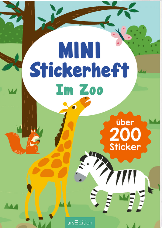 Das Cover zeigt eine farbenfrohe, kinderfreundliche Illustration mit einem Baum im Hintergrund. Eine gelbe Giraffe und ein schwarz-weiß gestreiftes Zebra stehen im Vordergrund. Der Titel „MINI Stickerheft Im Zoo“ ist in großen, blauen Buchstaben in einem weißen Oval platziert. Darüber fliegt ein Schmetterling und ein Eichhörnchen ist auf dem Baum zu sehen. In der unteren rechten Ecke befindet sich ein oranger Button mit dem Text „über 200 Sticker“. Ganz unten mittig steht der...