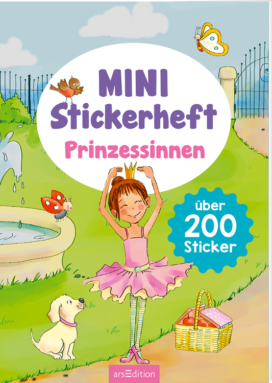 Auf dem Buchcover ist eine kleine Prinzessin, ein fröhliches Mädchen mit braunen Haaren in einem rosa Tutu und einer Krone abgebildet. Sie steht im Vordergrund neben einem weißen Hund und einer Fontäne, während Schmetterlinge und Vögel um sie fliegen. Der Titel „MINI Stickerheft Prinzessinnen“ ist in großen, bunten Buchstaben geschrieben. Ein blauer Button informiert über „über 200 Sticker“. Ganz unten mittig steht der Logoschriftzug von arsEdition.