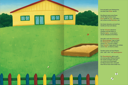 Gezeigt wird eine Innen- oder Zusatzansicht von „Mitmach-Stickerbuch – Bruno, der kleine Bagger“. Die Illustration zeigt eine Baustelle mit einem kleinen Bagger, einem Kran und einer Baustelle im Vordergrund. Der Hintergrund ist grün mit Bäumen und einem strahlend blauen Himmel. Die Gebäude sind in freundlichen Farben gehalten, und die Schrift ist kindgerecht und leicht lesbar. Auf der rechten Seite sind handschriftliche Notizen in ansprechendem Layout platziert.