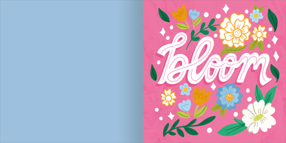 Gezeigt wird eine Innen- oder Zusatzansicht von „I Love to Bloom – Diamantsticker“. Der Hintergrund ist in einem sanften Hellblau gehalten, während die rechte Seite ein lebhaftes Pink zeigt. Im Zentrum steht das Wort „bloom“ in geschwungener, weißer Schrift, umgeben von bunten Blumen und grünen Blättern. Die floralen Illustrationen in Gelb, Blau und Weiß verleihen dem Design eine fröhliche Note und laden zum kreativen Gestalten ein.
