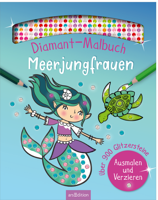 Das Buchcover zeigt eine fröhliche Meerjungfrau mit langen, türkisfarbenen Haaren und einem glitzernden, mehrfarbigen Schwanz. Sie ist von bunten Glitzersteinen umgeben. Im oberen Bereich des Covers prangt der Titel „Diamant-Malbuch Meerjungfrauen“ in leuchtendem Pink. Rechts und links sind grüne Buntstifte platziert. Unterhalb der Meerjungfrau steht in kleiner Schrift „über 900 Glitzersteine Ausmalen und Verzieren“. Ganz unten mittig steht der Logoschriftzug von arsEdition.
