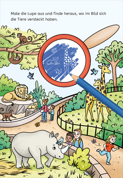 Gezeigt wird eine Innen- oder Zusatzansicht von „Zauberbilder-Rätsel – Tiere“. Die Illustration zeigt eine lebendige Zoo-Szene mit verschiedenen Tieren wie einem Löwen, einem Nashorn und Giraffen. Im Vordergrund sieht man eine Lupe, die mit blauem Stift ausgemalt wurde, um mit Zauberlack verborgene Tiere sichtbar zu machen. Die Farben sind bunt und einladend, wobei hauptsächlich Grün- und Blautöne dominieren.