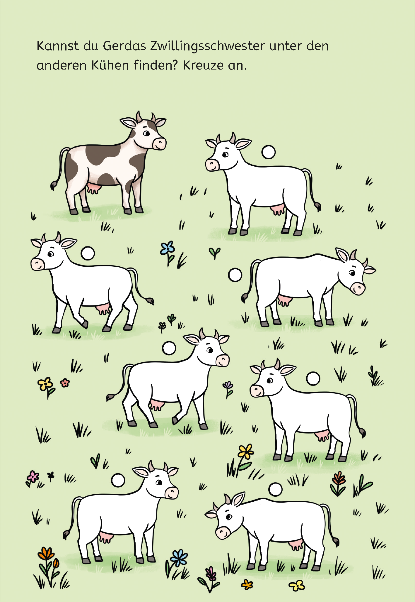 Gezeigt wird eine Innen- oder Zusatzansicht von „Zauberbilder-Rätsel – Tiere“. Das Bild zeigt eine Gruppenansicht von sechs Kühen auf einer hellgrünen Wiese, umgeben von bunten Blumen. Die Kühe sind cartoonhaft mit verschiedenen Zeichnungen dargestellt; eine Kuh hat ein schwarz-weißes Fell, während die anderen weiß sind. Oben befindet sich ein Fragewortlaut in klarer, einfacher Schrift: „Kannst du Gerdas Zwillingsschwester unter den anderen Kühen finden? Kreuze an.“ Die Kühe...