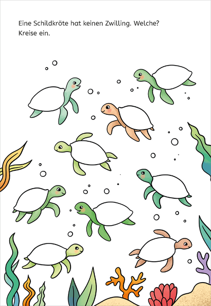 Gezeigt wird eine Innen- oder Zusatzansicht von „Zauberbilder-Rätsel – Tiere“. Die Darstellung zeigt mehrere Meeresschildkröten in unterschiedlichen Farben, schwimmend in einem unterwasserartigen Umfeld. Um die Schildkröten herum sind farbenfrohe, verschnörkelte Pflanzen zu sehen. Ein Text in der oberen linken Ecke fordert heraus: „Eine Schildkröte hat keinen Zwilling. Welche? Kreise ein.“