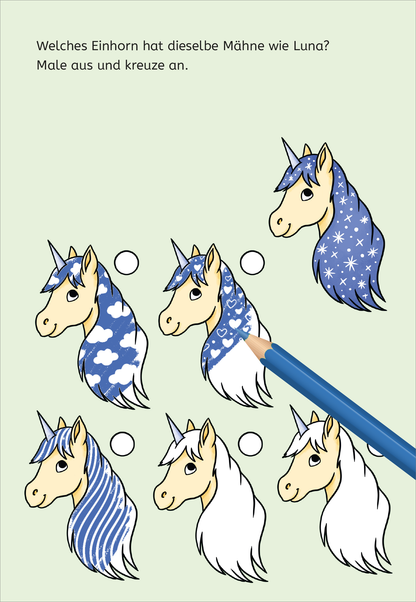 Gezeigt wird eine Innen- oder Zusatzansicht von „Zauberbilder-Rätsel – Einhörner“. Die Seite zeigt verschiedene stilisierte Einhorn-Köpfe, jeweils mit einzigartigen Mähnen in Blau- und Weißtönen, darunter Wolken- und Sternenmuster. Eine farbige Buntstiftspitze weist auf eine interaktive Aufgabenstellung hin. Der Hintergrund ist in sanftem Hellgrün gehalten, während der Aufgabentext in einer klaren, verspielten Schriftart oben platziert ist.