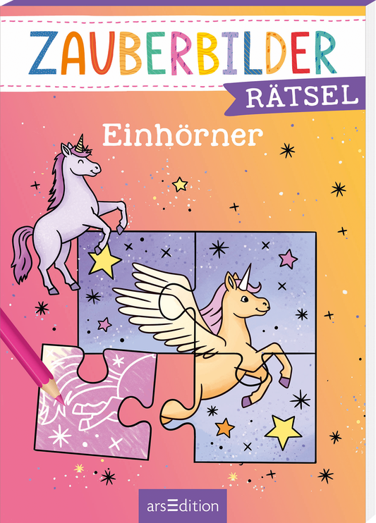 Auf dem Buchcover „Zauberbilder Rätsel Einhörner“ dominieren sanfte Pastellfarben in Pink und Orange. Zwei liebevoll gestaltete Einhörner, eines lila und das andere in sanften Beigetönen, stehen im Vordergrund. Im Hintergrund sind Puzzle-Teile mit Sternen- und Einhornmotiven abgebildet. Der Titel ist in bunten, verspielten Buchstaben gehalten, während der Begriff „Rätsel“ in einer lila, markanteren Schrift hervorsticht. Ganz unten mittig steht der Logoschriftzug von arsEdition.