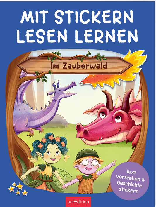 Auf dem Buchcover „Mit Stickern lesen lernen: Im Zauberwald“ dominiert ein strahlend blauer Hintergrund. In der oberen Hälfte steht der Titel in weißen, verspielten Buchstaben. Unterhalb ist ein gelbes Schild mit dem Titel „Im Zauberwald“ und grünen Verzierungen platziert. Zwei fröhliche Charaktere, ein Mädchen mit lockigen Haaren und eine Brille sowie ein bunter Drachen, sind im Vordergrund abgebildet. Links davon ist ein lila Drache zu sehen. Ganz unten mittig steht der...