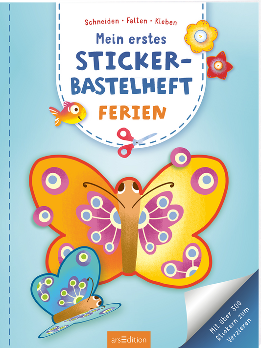 Das Buchcover „Mein erstes STICKER-BASTELHEFT FERIEN“ zeigt eine freundliche, kinderfreundliche Gestaltung in hellen Farben. Im Vordergrund sind zwei große, bunte Schmetterlinge zu sehen, die in Gelb, Orange und Blau leuchten. Oben steht der Titel in klarer, verspielter Schrift mit orangefarbenen Buchstaben. Es wird der kreative Charakter des Hefts deutlich. In der unteren rechten Ecke befindet sich der Hinweis „Mit über 300 Stickern zum Verzieren“. Ganz unten mittig steht der...