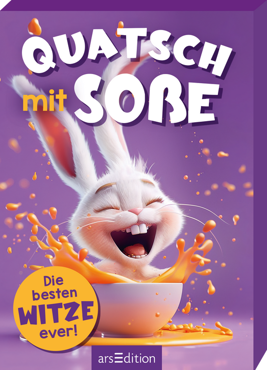 Zu sehen ist die 3D-Ansicht der Kartenbox. Das Cover zeigt einen fröhlichen, cartoonhaften Hasen mit langen Ohren, der vor einem lila Hintergrund in eine Schüssel mit Soße springt. Die Soße schwappt dadurch aus der Schüssel raus und fliegt in Form von Tropfen um den Hasen herum. In fetter, weißer Typografie steht oben „QUATSCH mit Soße“. Unten links befindet sich ein runder Button in Orange mit dem Text „Die besten WITZE ever!“ Ganz unten mittig steht der Logoschriftzug von...
