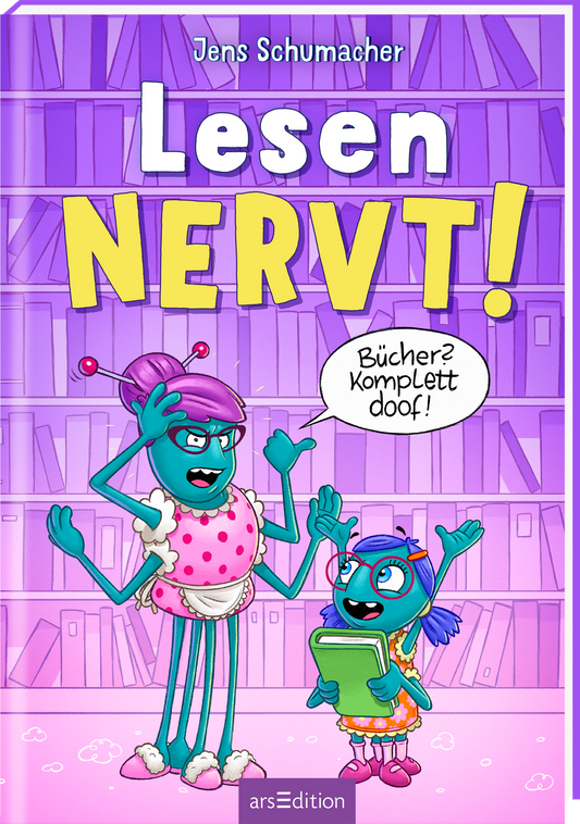 Auf dem Buchcover von "Lesen NERVT!" von Jens Schumacher dominieren leuchtende Farben in Lila und Gelb. Zwei grüne Spinnen mit menschlichen Zügen, stehen im Vordergrund. Die größere Spinne hat eine rosa Bluse an und wirkt genervt, während die kleinere in einem bunten Outfit fröhlich lächelt und ein Buch hält. Über ihnen prangt der Titel in großen Buchstaben. Eine Sprechblase enthält den Untertitel „Bücher komplett doof!“. Ganz unten mittig steht der Logoschriftzug von...