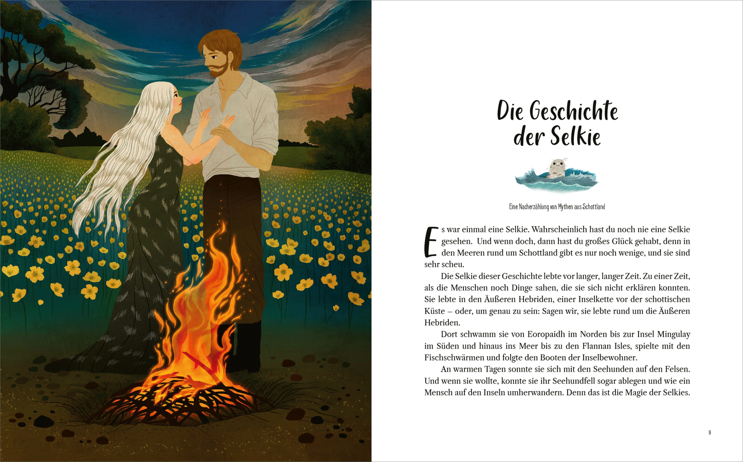 Gezeigt wird eine Innen- oder Zusatzansicht von „Mythen der Meere“. Die linke Seite zeigt ein farbenfrohes, illustratives Bild eines Paares vor einem Feuer, umgeben von blühenden Blumen. Die Frau hat lange, silberne Haare, während der Mann eine hellblaue Hemd trägt. Die rechte Seite enthält den Titel „Die Geschichte der Selkie“ in einer verspielten Schriftart sowie Text in Schwarz auf weißem Hintergrund, der den Inhalt der Geschichte beschreibt. Die Farben sind lebendig und...