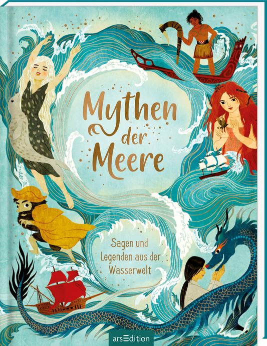 Auf dem Cover ist ein kraftvolles, zauberhaftes Bild der Meere zu sehen. Die zentralen Elemente sind verschiedene mythologische Figuren, darunter eine weißhaarige Frau und eine rothaarige Frau, umgeben von Wellen und einem Drachen. Farblich dominieren sanfte Blau- und Grüntöne, die die maritime Atmosphäre unterstreichen. Der Titel „Mythen der Meere“ ist in einer verspielten Schriftart gehalten. Oben links ist ein Schiff abgebildet. Ganz unten mittig steht der Logoschriftzug von...