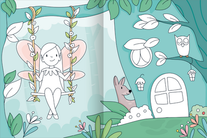 Gezeigt wird eine Innen- oder Zusatzansicht von „Mein großes buntes Malbuch – Feen“. Die Illustration zeigt eine fröhliche Fee auf einer Schaukel vor einem stilisierten Baum. Die Farben sind sanft, mit dominanten Pastelltönen in Blau und Rosa. Neben der Fee sind ein niedlicher Hase und eine Eule zu sehen, die die Szenerie beleben. Die Schrift ist kinderfreundlich und klar, was die kinderliche Fantasie anspricht. Umgebende Blätter und Blumen rahmen die Szene harmonisch ein.