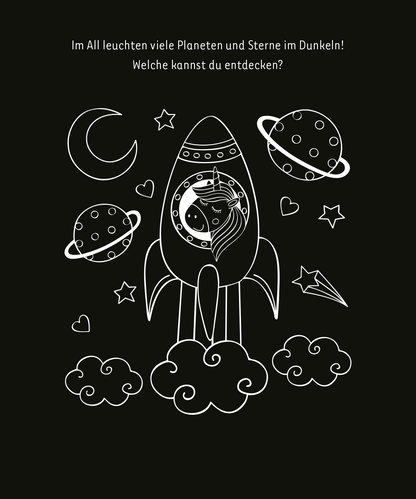 Gezeigt wird eine Innen- oder Zusatzansicht von „Mein leuchtendes Einhorn-Kritzkratz-Buch“. Die Abbildung zeigt eine Rakete, die durch den Weltraum fliegt, umgeben von verschiedenen Planeten, Sternen und Herzen. Der Hintergrund ist schwarz, während die Illustration in Weiß gehalten ist. Der Text oben lautet: „Im All leuchten viele Planeten und Sterne im Dunkeln! Welche kannst du entdecken?“. Die Schriftart ist verspielt und einladend, passend zum fantastischen Thema des Buches.