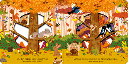 Gezeigt wird eine Innen- oder Zusatzansicht von „Was macht die Eule im Herbst?“. Die Illustration zeigt einen bunten Herbstwald mit einem großen Baum in der Mitte. Auf den Ästen sind verschiedene Tiere wie eine Eule, ein Kaninchen und Vögel abgebildet. Die Farben sind warm und einladend, mit kräftigen Orangetönen und sanften Gelbtönen. Die typografische Gestaltung enthält kindgerechte Schriftzüge in klarer, gut lesbarer Schrift, die den Dialog zwischen den Tieren wiedergeben.