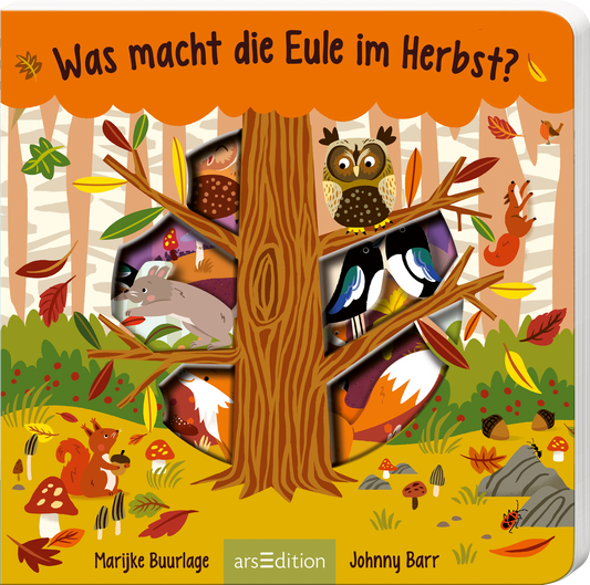 Das Buchcover zeigt einen großen Baum mit einem auffälligen, orangefarbenen Himmel und bunten Blättern, die herabfallen. In die Baumrinde sind Aussparungen geschnitten, durch die verschiedene Tiere wie eine Eule, ein Reh und Vögel sichtbar sind. Der Titel „Was macht die Eule im Herbst?“ steht in kräftiger, schwarzer Schrift oben auf dem Cover. Die Atmosphäre ist lebhaft und herbstlich. Ganz unten mittig steht der Logoschriftzug von arsEdition.