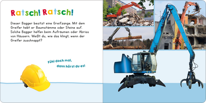 Gezeigt wird eine Innen- oder Zusatzansicht von „Hör mal rein, wer kann das sein? Bagger bei der Arbeit“. Auf der linken Seite befindet sich ein gelbes Bauarbeiter-Hartschalenhelm, daneben steht in blauer Schrift der Satz „Fühl doch mal, dann hörst du es!“ In der Mitte ist ein blauer Bagger mit einer Greifzange abgebildet, der auf Baustellen eingesetzt wird. Die Hintergrundbilder zeigen Arbeiten an verschiedenen Abrissstellen, ergänzt durch einen orangefarbenen Bagger. Die Farben...