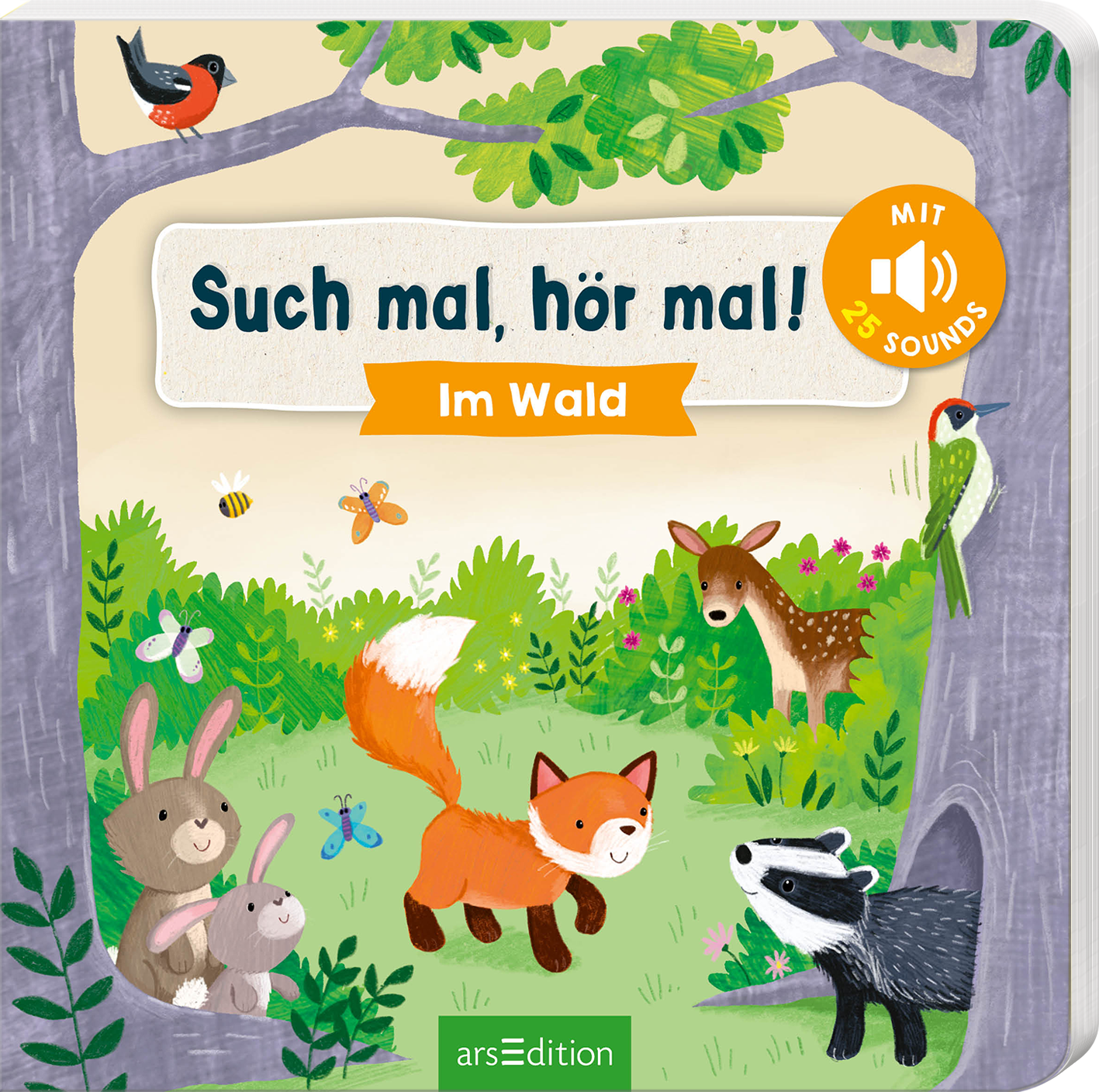 Das Buchcover zeigt eine bunte Waldlandschaft mit verschiedenen Tieren wie einem Fuchs, einem Reh, einem Hasen und einem Dachs, umgeben von grünen Laubbäumen und bunten Blumen. Der Titel „Such mal, hör mal! Im Wald“ ist in einer verspielten Schriftart in Weiß und Orange gehalten. Oben links ist ein Vogel zu sehen. Rechts oben befindet sich ein Button mit der Aufschrift „MIT 25 SOUNDS“. Ganz unten mittig steht der Logoschriftzug von arsEdition.