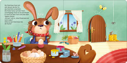 Gezeigt wird eine Innen- oder Zusatzansicht von „Der vergessliche Osterhase“. Die Szene zeigt einen liebevoll gestalteten Raum mit einer sanften mintgrünen Wandfarbe. In der Mitte sitzt der Osterhase mit großen Augen am Tisch, umgeben von bemalten Eiern und Farbtöpfen. Ein Fenster mit weißen Vorhängen und blühenden Pflanzen im Hintergrund sorgt für Licht. Die gemütliche Tür ist aus Holz und die Möbel sind rundlich und freundlich gestaltet. Die Schrift ist verspielt und gut lesbar.