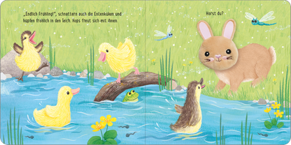 Gezeigt wird eine Innen- oder Zusatzansicht von „Meine sprechende Fingerpuppe: Hops Hase“. Die Illustration zeigt eine fröhliche Frühlingsszene mit einem grünen Hintergrund. Im Vordergrund sind mehrere gelbe Entenküken, die am Wasser spielen, während ein braunes Häschen mit großen Augen auf einer Wiese sitzt. Auf der linken Seite ist ein dichtes Blättermeer mit grünen Gräsern und bunten Blumen. Die Typografie ist freundlich und verspielt, mit handgeschriebenen Texten, die die...