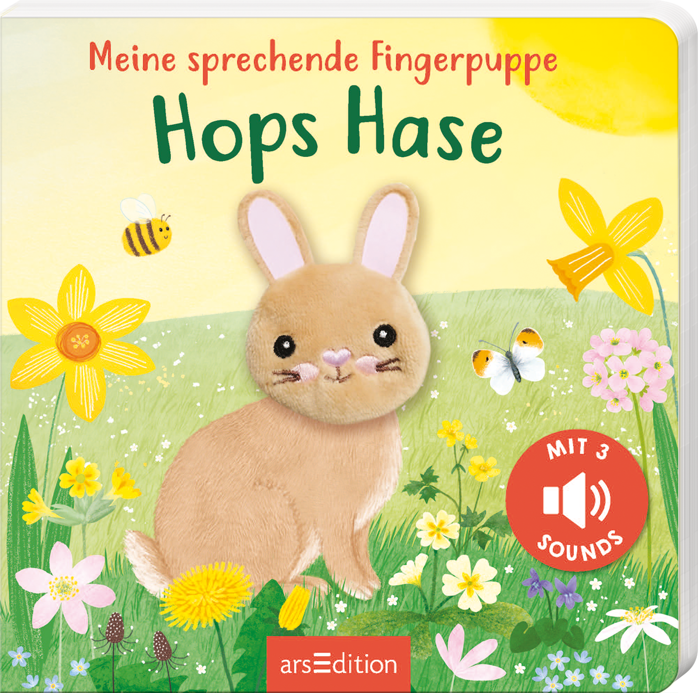 Das Buchcover zeigt den Titel „Hops Hase“ in grüner, handschriftlicher Schrift über einem niedlichen, plüschigen Hasen mit großen Ohren und einem freundlichen Gesichtsausdruck. Umgeben ist der Hase von bunten Frühlingsblumen und fliegenden Insekten, was eine fröhliche, lebendige Atmosphäre schafft. In der unteren rechten Ecke befindet sich ein roter Button mit der Aufschrift „MIT 3 SOUNDS“. Ganz unten mittig steht der Logoschriftzug von arsEdition.