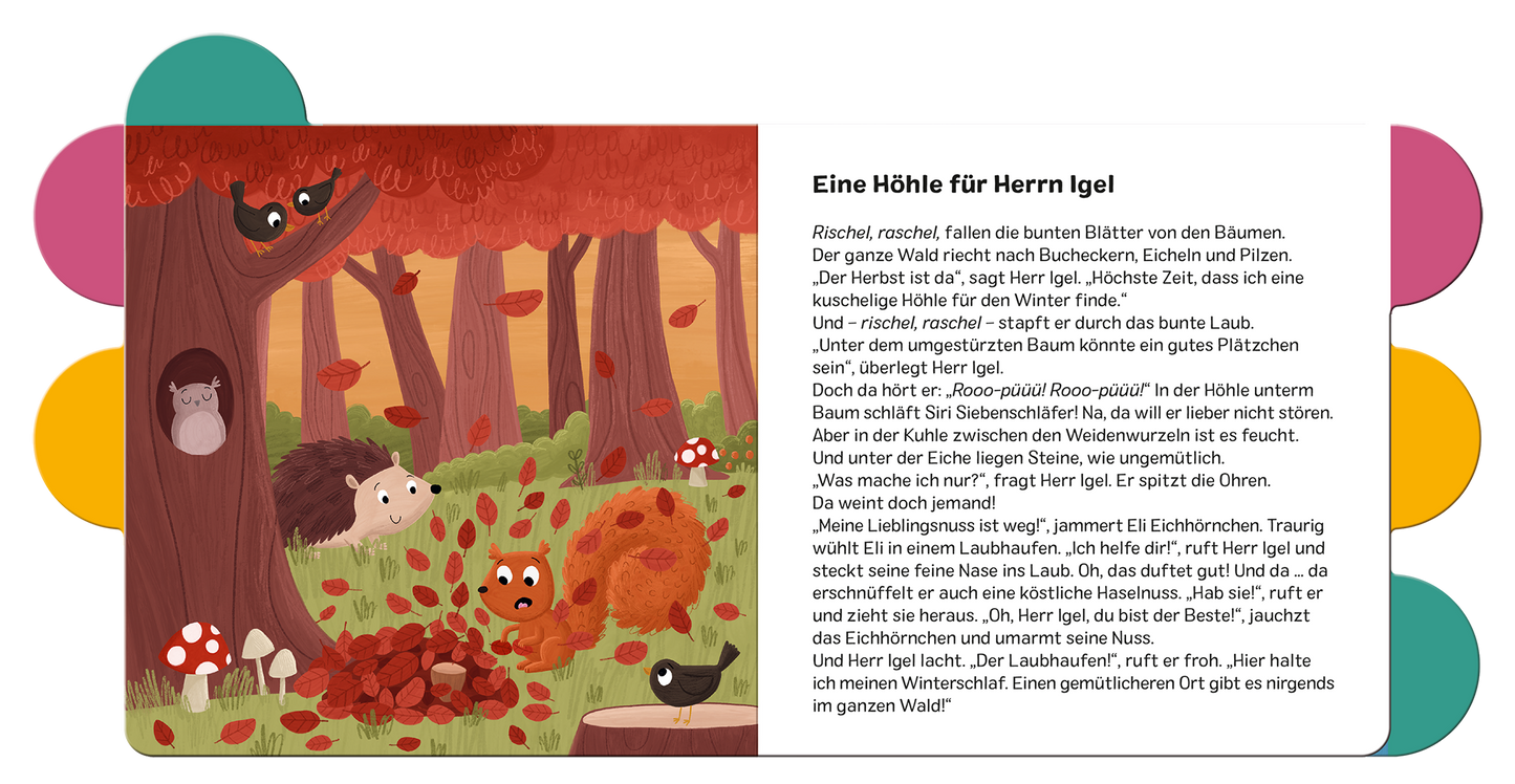 Gezeigt wird eine Innen- oder Zusatzansicht von „Vorlesegeschichten für Klitzekleine – Im Wald“. Die Illustration zeigt einen herbstlichen Wald mit leuchtend bunten Blättern in Rot- und Orangetönen. Im Vordergrund sind tierische Charaktere wie ein Igel, ein Eichhörnchen und ein kleiner Vogel abgebildet, die in einem bunten Blätterhaufen spielen. Die Textbox auf der rechten Seite ist in klarer, gut lesbarer Schrift gehalten und beschreibt die Geschichte. Der Hintergrund ist sanft...