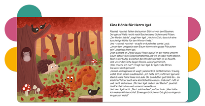 Gezeigt wird eine Innen- oder Zusatzansicht von „Vorlesegeschichten für Klitzekleine – Im Wald“. Die Illustration zeigt einen herbstlichen Wald mit leuchtend bunten Blättern in Rot- und Orangetönen. Im Vordergrund sind tierische Charaktere wie ein Igel, ein Eichhörnchen und ein kleiner Vogel abgebildet, die in einem bunten Blätterhaufen spielen. Die Textbox auf der rechten Seite ist in klarer, gut lesbarer Schrift gehalten und beschreibt die Geschichte. Der Hintergrund ist sanft...