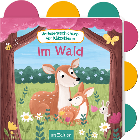 Das Buchcover zeigt eine freundliche Waldszene mit einer schützenden Baumkulisse. In der Mitte stehen ein Reh und ein Rehkitz, die liebevoll nebeneinander posieren. Der Hintergrund ist in sanften Grüntönen gehalten und mit bunten Blumen in verschiedenen Farben geschmückt. Der Titel „Im Wald“ ist in einer verspielten, pinken Schriftart deutlich lesbar, während darüber der Text „Vorlesegeschichten für Klitzekleine“ in einer klaren weißen Schrift erscheint. Ganz unten mittig steht...