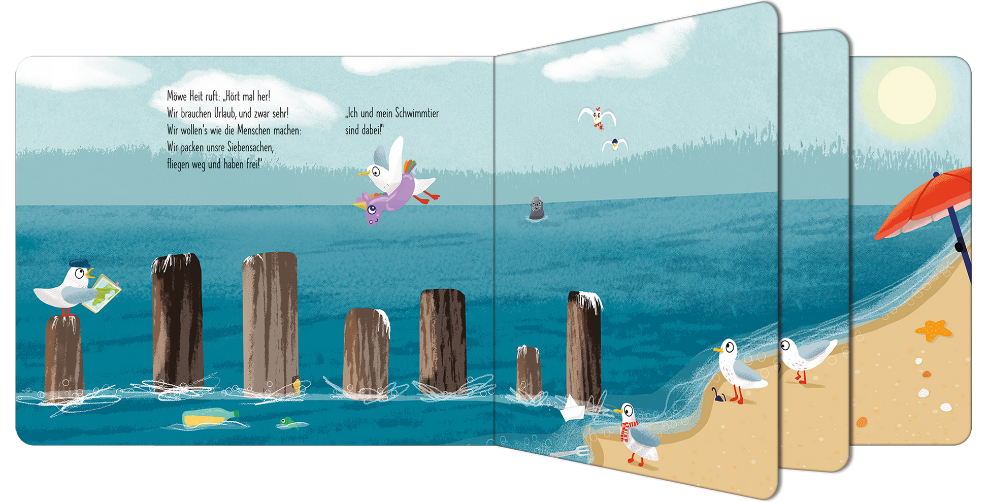 Gezeigt wird eine Innen- oder Zusatzansicht von „7 Möwen fliegen los!“. Die Illustration zeigt eine lebhafte Küstenlandschaft mit sanften Wellen und einem strahlend blauen Himmel. Mehrere Möwen fliegen in der Luft und sitzen auf Holzpfählen am Wasser. Die Farben sind weich und freundlich, in Blau- und Beigetönen. Die Typografie ist kindgerecht, groß und gut lesbar, mit eingängigen Zeilen, die die Abenteuer der Möwen beschreiben. Ein rotes Strandtuch und Muscheln runden die Szenerie...