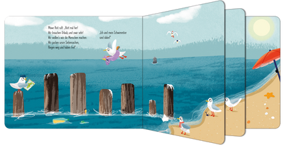 Gezeigt wird eine Innen- oder Zusatzansicht von „7 Möwen fliegen los!“. Die Illustration zeigt eine lebhafte Küstenlandschaft mit sanften Wellen und einem strahlend blauen Himmel. Mehrere Möwen fliegen in der Luft und sitzen auf Holzpfählen am Wasser. Die Farben sind weich und freundlich, in Blau- und Beigetönen. Die Typografie ist kindgerecht, groß und gut lesbar, mit eingängigen Zeilen, die die Abenteuer der Möwen beschreiben. Ein rotes Strandtuch und Muscheln runden die Szenerie...