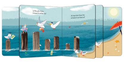 Gezeigt wird eine Innen- oder Zusatzansicht von „7 Möwen fliegen los!“. Die Illustration zeigt mehrere farbenfrohe Möwen, die über Wellen und Holzpfeiler fliegen. Im Vordergrund ist ein Sandstrand mit einem roten Sonnenschirm und einigen Muscheln. Der Hintergrund ist in sanften Blau- und Grüntönen gehalten, während der Himmel hell und sonnig wirkt. Die Schrift ist kindgerecht und gut lesbar, mit einem spielerischen, verspielten Layout, das die Kinder anspricht.