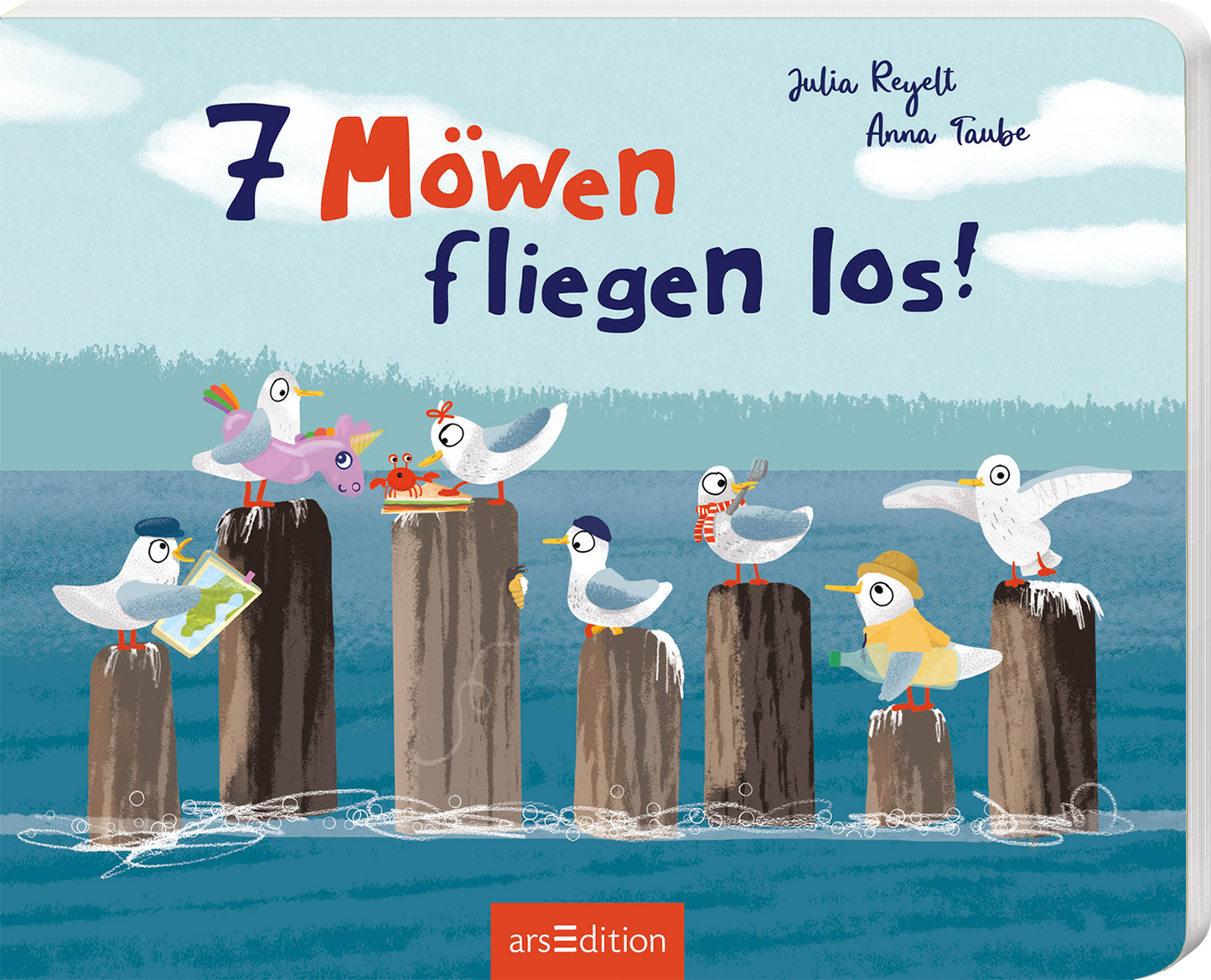 Das Buchcover zeigt eine fröhliche Illustration mit sieben verschiedenen Möwen, die auf Holzpollern am Wasser sitzen. Die Möwen sind bunt und tragen lustige Accessoires wie Hüte und Schals. Der Titel „7 Möwen fliegen los!“ ist in großen, verspielten Buchstaben dargestellt, wobei die Zahlen deutlich hervorgehoben sind. Die Farbpalette ist hell und einladend, mit Blau- und Grüntönen für das Wasser und einem klaren Himmel. Oben links sind die Autorennamen Julia Reylett und Anna Taube...