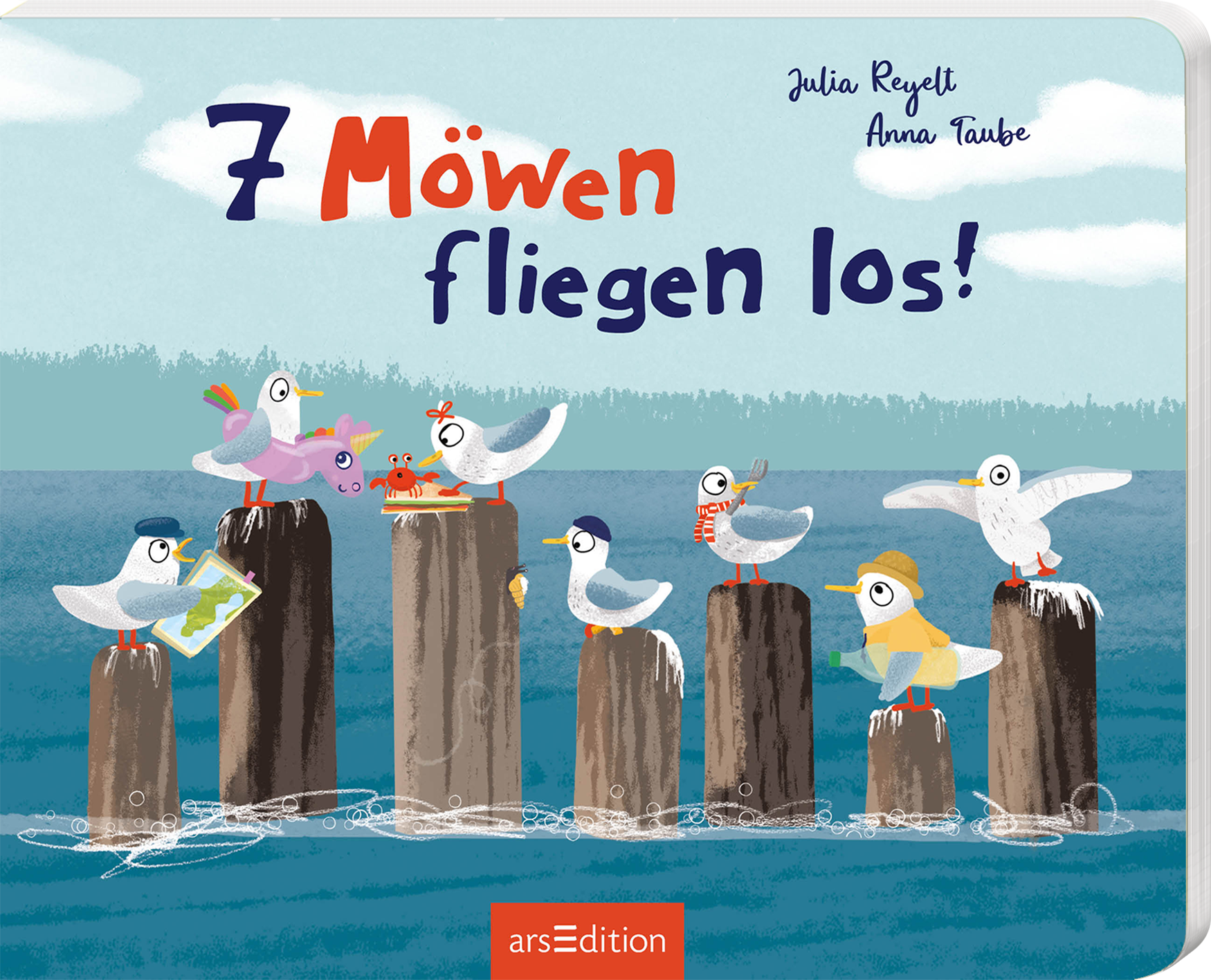 Das Buchcover zeigt eine fröhliche Illustration mit sieben verschiedenen Möwen, die auf Holzpollern am Wasser sitzen. Die Möwen sind bunt und tragen lustige Accessoires wie Hüte und Schals. Der Titel „7 Möwen fliegen los!“ ist in großen, verspielten Buchstaben dargestellt, wobei die Zahlen deutlich hervorgehoben sind. Die Farbpalette ist hell und einladend, mit Blau- und Grüntönen für das Wasser und einem klaren Himmel. Oben links sind die Autorennamen Julia Reylett und Anna Taube...