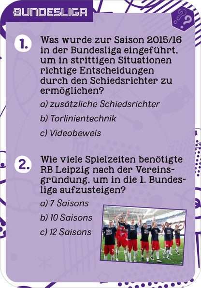 Gezeigt wird eine Innen- oder Zusatzansicht von „Fußball-Quiz“. Die Ansicht zeigt zwei Quizfragen in einem strukturierten Layout mit einem lila Hintergrund. Die Fragen sind in schwarzer Schrift auf hellem Grund und heben sich deutlich ab. Jede Frage wird von Antwortmöglichkeiten in kleinerer, ebenfalls schwarzer Schrift begleitet. Ein grafisches Fragezeichen und dynamische, sportliche Designs mit Linien und Bällen runden die visuelle Darstellung ab.