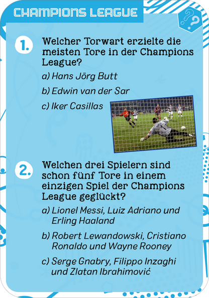 Gezeigt wird eine Innen- oder Zusatzansicht von „Fußball-Quiz“. Die Ansicht enthält zwei Fragen in einem hellblauen Farbschema mit weißen und schwarzen Textelementen. Die Überschrift „CHAMPIONS LEAGUE“ ist prominent platziert. Jede Frage ist nummeriert und bietet mehrere Antwortmöglichkeiten, gekennzeichnet durch Buchstaben. Ein Bild zeigt eine Spielsituation im Hintergrund, umrahmt von verspielten grafischen Elementen in helleren Blau- und Türkistönen. Die typografische...