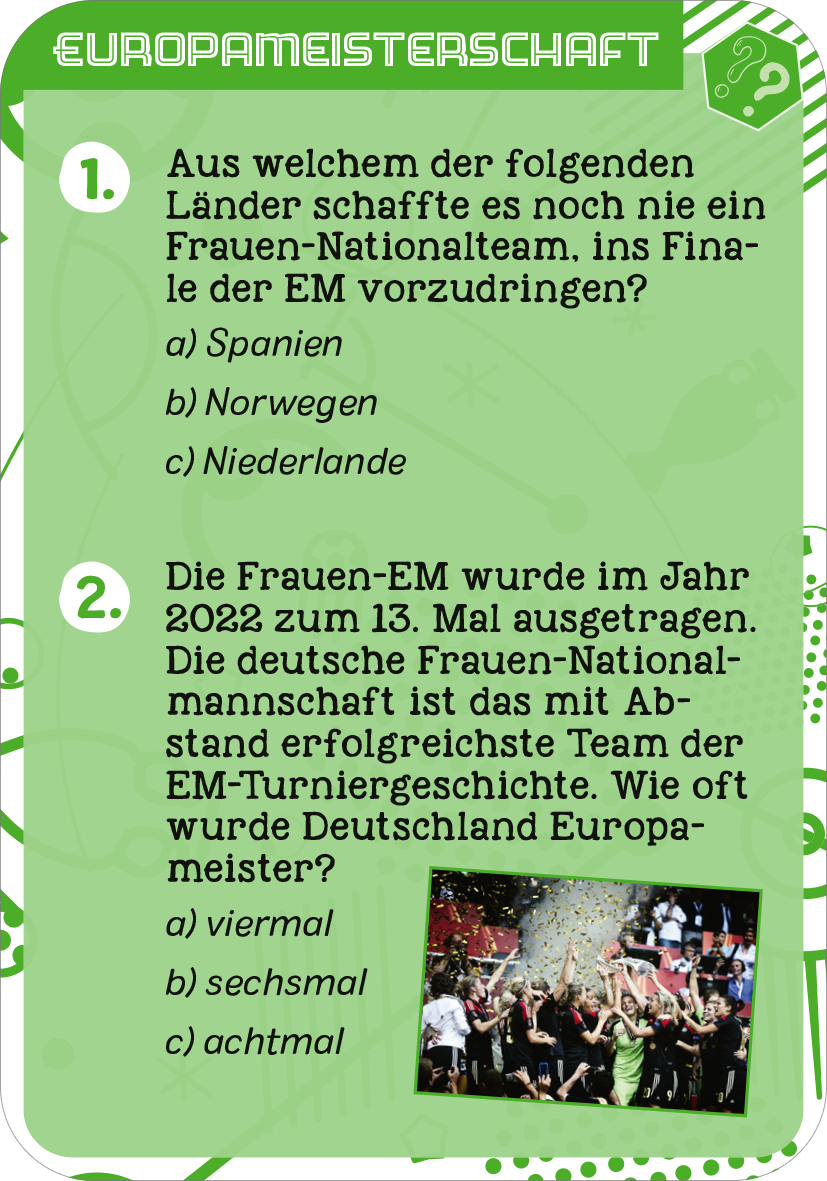 Gezeigt wird eine Innen- oder Zusatzansicht von „Fußball-Quiz“. Die Seite ist in einem hellen Grünton gehalten, umrahmt von dynamischen, grafischen Elementen in Form von Fußballmotiven. In der oberen Hälfte ist die Überschrift „EUROPAMEISTERSCHAFT“ in großen, weißen Buchstaben aufgeführt. Darunter befinden sich zwei Fragen, jeweils mit A-, B- und C-Antwortmöglichkeiten, die in einer klaren, schwarzen Schrift dargestellt sind.
