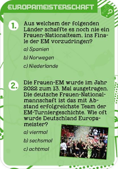 Gezeigt wird eine Innen- oder Zusatzansicht von „Fußball-Quiz“. Die Seite ist in einem hellen Grünton gehalten, umrahmt von dynamischen, grafischen Elementen in Form von Fußballmotiven. In der oberen Hälfte ist die Überschrift „EUROPAMEISTERSCHAFT“ in großen, weißen Buchstaben aufgeführt. Darunter befinden sich zwei Fragen, jeweils mit A-, B- und C-Antwortmöglichkeiten, die in einer klaren, schwarzen Schrift dargestellt sind.