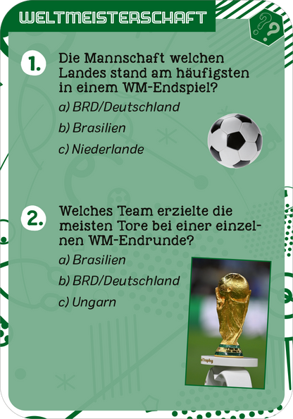 Gezeigt wird eine Innen- oder Zusatzansicht von „Fußball-Quiz“. Die Grafik zeigt zwei Quizfragen zur Fußball-Weltmeisterschaft. Die Fragen sind auf einem grünen Hintergrund mit weißen und grünen grafischen Elementen platziert. Die Typografie ist klar und gut lesbar. Die erste Frage bezieht sich auf die häufigste Mannschaft in WM-Endspielen, die Optionen sind in Kleinbuchstaben gehalten. Bei der zweiten Frage sind Bilder eines Fußballs und des WM-Pokals abgebildet.