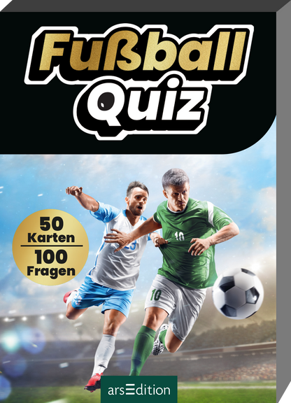 Das Buchcover zeigt zwei Fußballspieler in einer dynamischen Spielsituation, einer in blau-weißem Trikot und der andere in grünem Trikot. Der Hintergrund zeigt ein Stadion mit hellem Licht und einem verschwommenen Publikum, das eine sportliche Atmosphäre schafft. Am oberen Rand prangt der Titel „Fußball Quiz“ in auffälliger, schwarzer Schrift. In der unteren linken Ecke befindet sich ein gelber Kreis mit dem Text „50 Karten 100 Fragen“. Ganz unten mittig steht der Logoschriftzug...