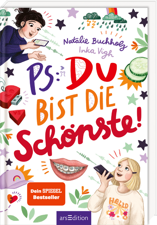 Cover zeigt den Titel „PS Du bist die Schönste!“ in großen verspielten roten, orange und lila Buchstaben auf weißem Grund. Von Natalie Buchholz, Illustrationen von Inka Vigh. Zwei Mädchen mit Smartphones, oben links dunkelhaarig, unten rechts blond, dazu ein Mund mit Zahnspange, Gurkenscheibe, Sterne, Wolken, Regen und bunte Symbole wie Mütze und USB Stick. Stimmung fröhlich und jugendlich. Auf der linken Seite ein oranger Button mit dem Text „Dein SPIEGEL Bestseller“. Ganz unten...