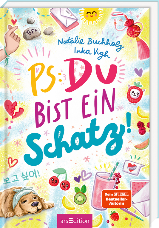 Pastellgelbes, fröhliches Cover mit handgezeichneter, verspielter Typografie; Titelwörter in Gelb Pink Lila und Türkis. Oben stehen Natalie Buchholz und Inka Vigh in blauer Handschrift. Viele kleine Illustrationen wie Sonne Brief Smoothie Kirschen Hund und Herzchen erzeugen eine liebevolle lebhafte Stimmung. Rechts ein oranger SPIEGEL Bestseller-Button mit dem Text „Dein SPIEGEL Bestseller-Autorin“. Ganz unten mittig steht der Logoschriftzug von arsEdition.