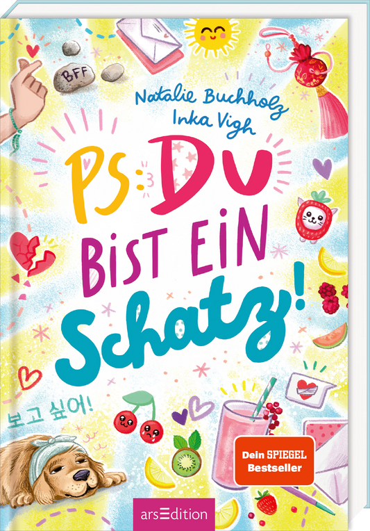 Buntes Kinderbuchcover mit pastellgelbem Hintergrund und vielen kleinen, fröhlichen Illustrationen wie Sonne, Herzen, Früchte, Briefumschlag, Smoothie und ein schlafender Hund. Titel groß in drei Farben gesetzt: „PS: Du bist ein Schatz“ wobei PS gelb, DU pink und Schatz türkisblau ist. Oben als Autoren stehen Natalie Buchholz und Inka Vigh. Auf der rechten unteren Seite ein oranger Button mit dem Text „Dein SPIEGEL Bestseller“. Ganz unten mittig steht der Logoschriftzug von...