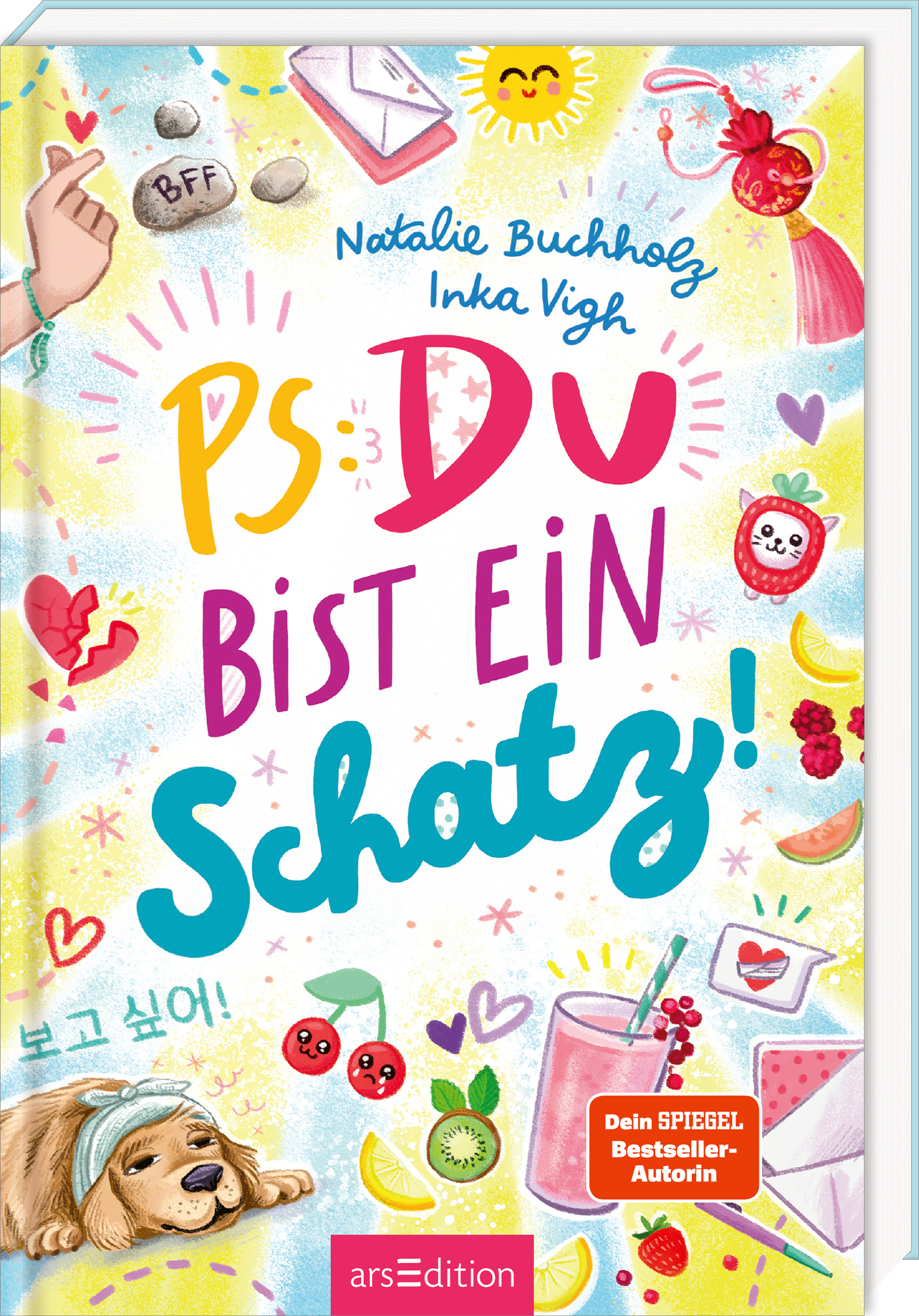 Das Cover ist bunt und verspielt mit einem pastellgelben und blauen Hintergrund. Oben stehen die Namen der Autorin und der Illustratorin Natalie Buchholz und Inka Vigh in handschriftlicher blauer Typografie. Der Titel „PS: Du bist ein Schatz“ ist zentral in großen, bunten, handgezeichneten Schriften gesetzt. Illustrationen wie eine Sonne, Früchte und Briefe schaffen eine fröhliche Stimmung. Rechts unten ein SPIEGEL-Bestseller-Button mit dem Text „Dein SPIEGEL Bestseller-Autorin“....