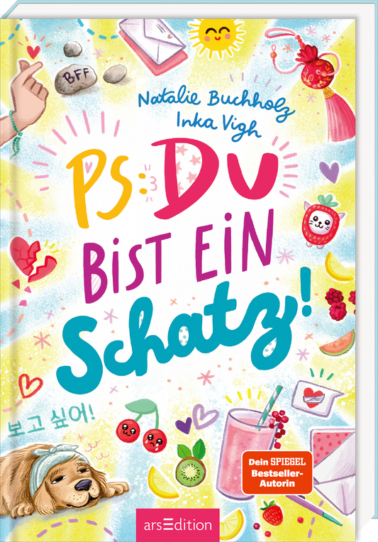 Das Cover ist bunt und verspielt mit einem pastellgelben und blauen Hintergrund. Oben stehen die Namen der Autorin und der Illustratorin Natalie Buchholz und Inka Vigh in handschriftlicher blauer Typografie. Der Titel „PS: Du bist ein Schatz“ ist zentral in großen, bunten, handgezeichneten Schriften gesetzt. Illustrationen wie eine Sonne, Früchte und Briefe schaffen eine fröhliche Stimmung. Rechts unten ein SPIEGEL-Bestseller-Button mit dem Text „Dein SPIEGEL Bestseller-Autorin“....